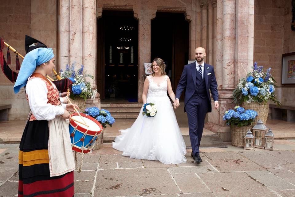 Tocando a la salida de los novios