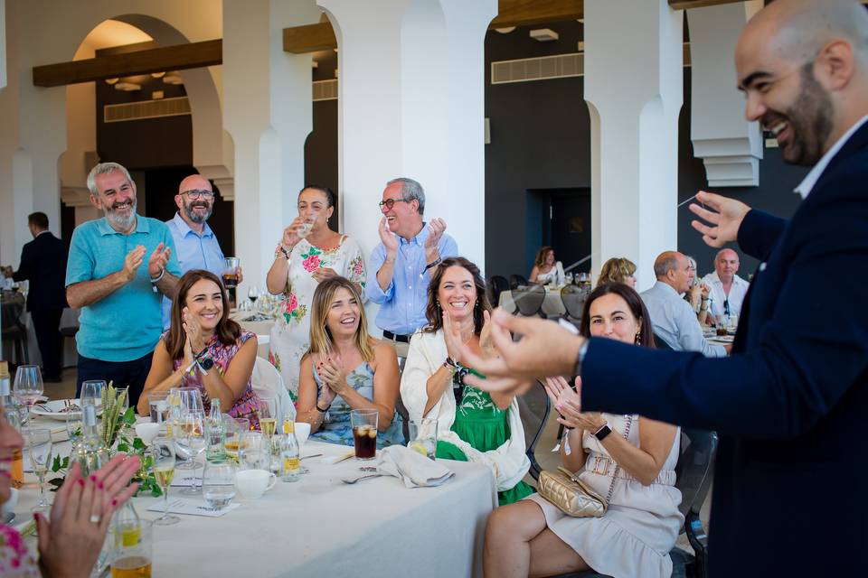 Toda la mesa reaccionando