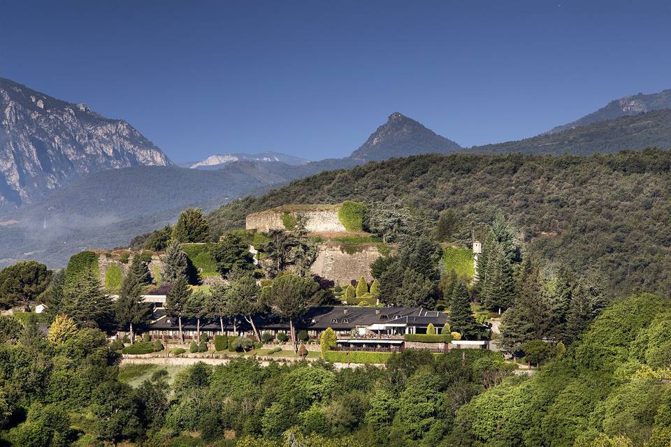 Fachada del hotel y Castillo