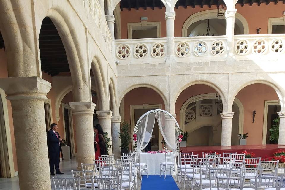 Ceremonia entre columnas