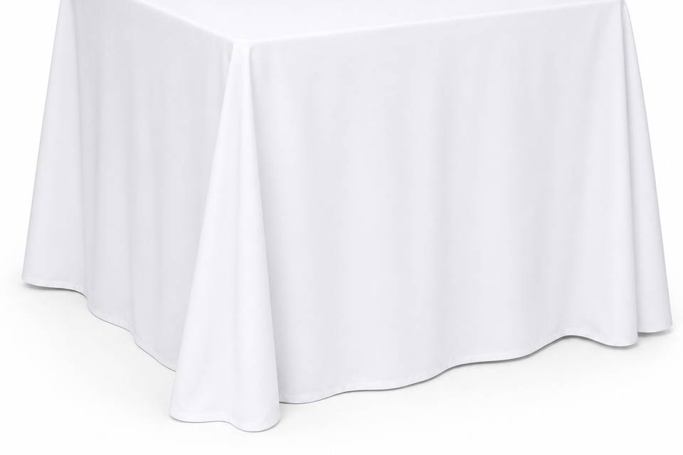 Mesa cuadrada con mantel