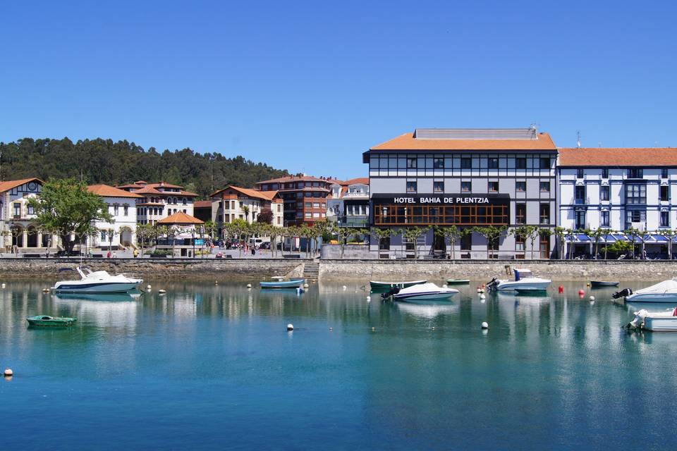 Hotel situado en la ría