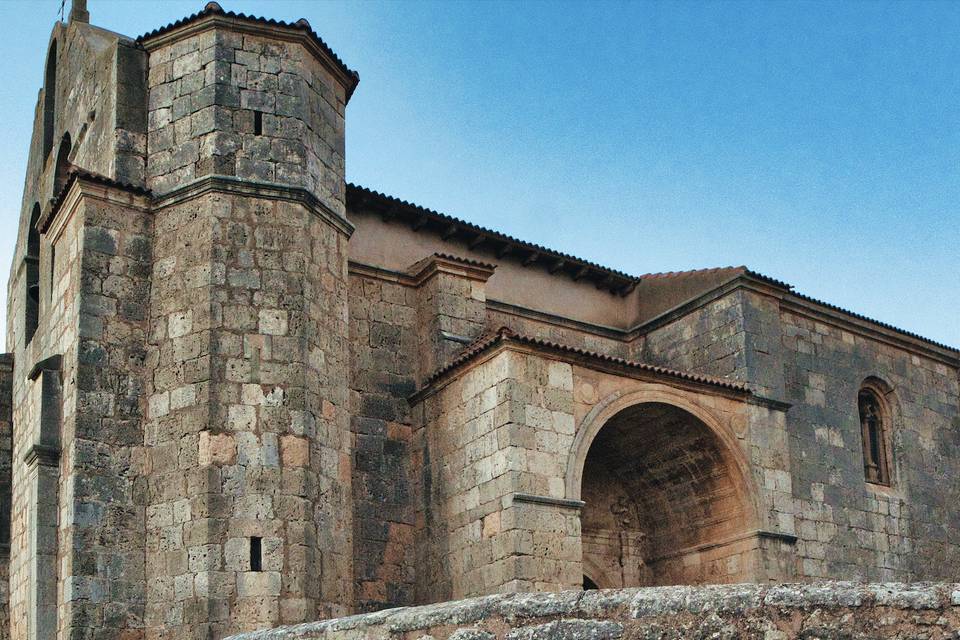 Novios con iglesia de fondo