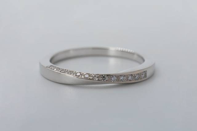 Alianza oro blanco y diamantes