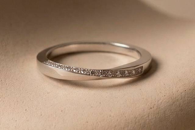 Oro blanco y diamantes
