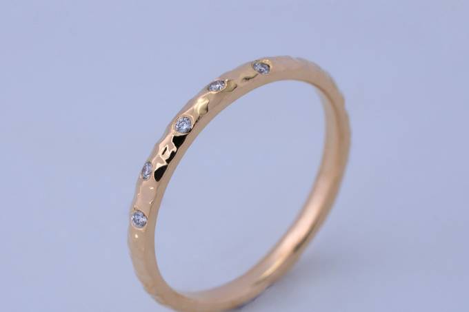 Alianza oro 18k y diamantes
