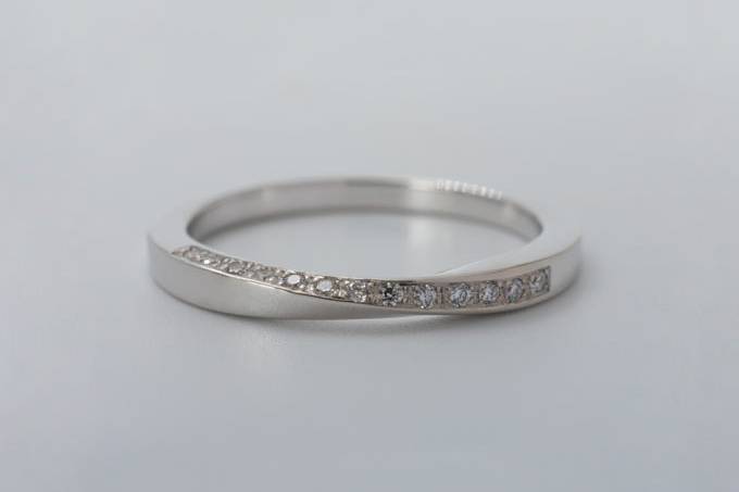 Alianza oro blanco y diamantes