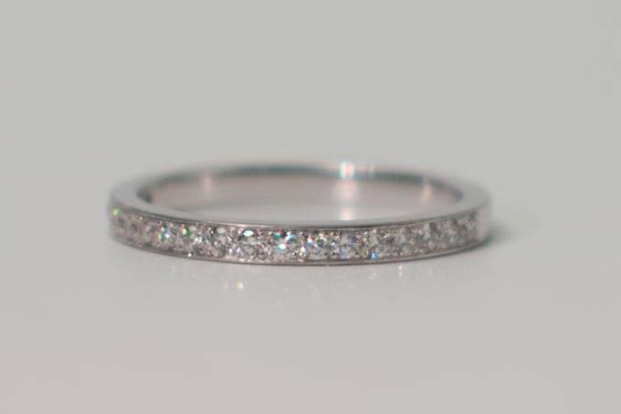 Alianza oro blanco y diamantes