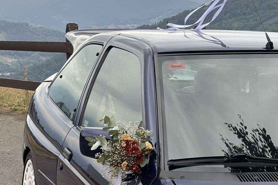 Decoración floral para coche