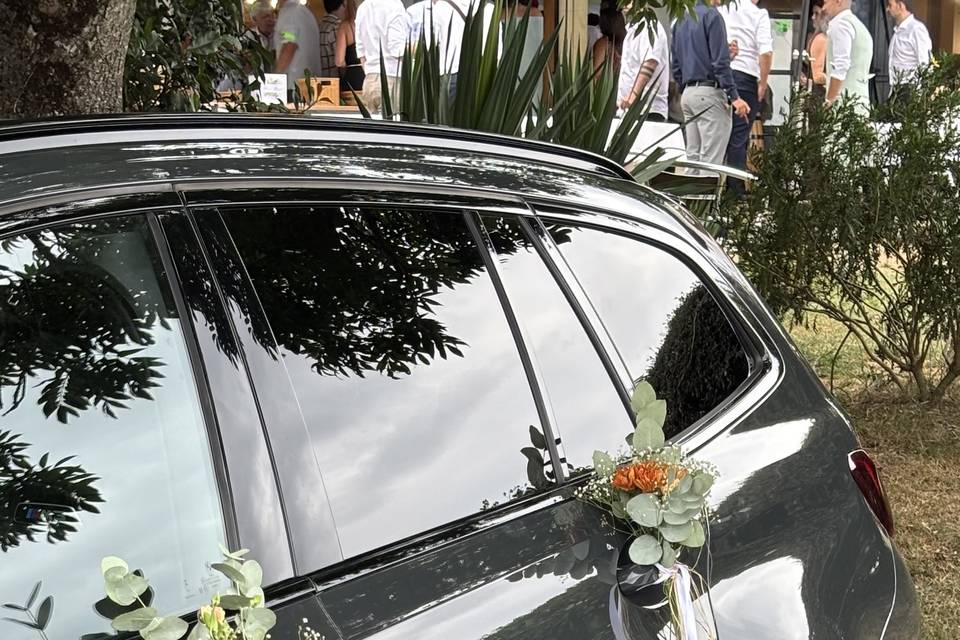 Decoración floral para coche