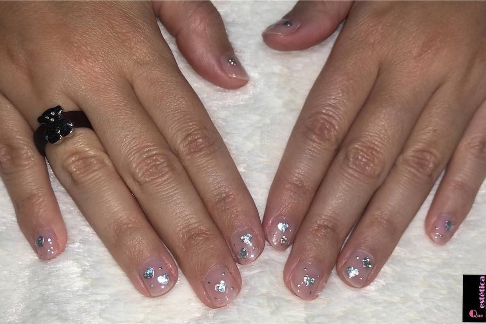 Uñas con brillo y corazones