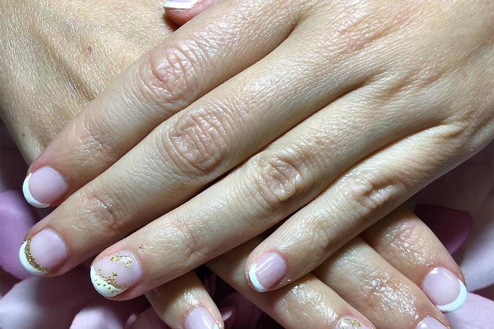 Uñas de novia con toque dorado