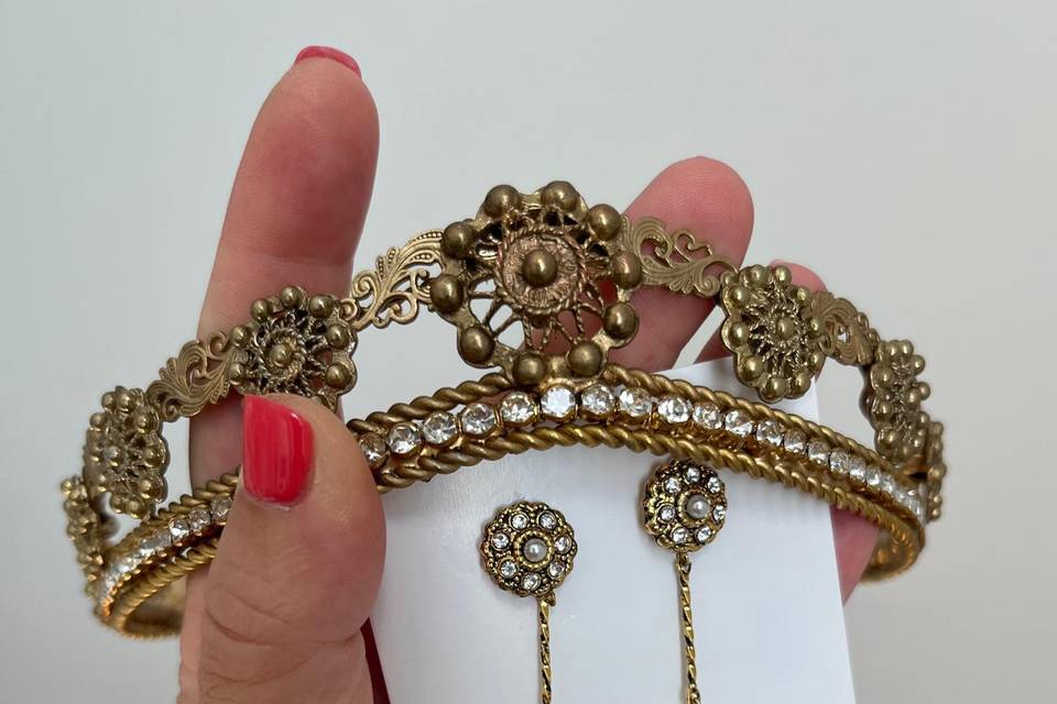 Juego de tiara y pendientes.