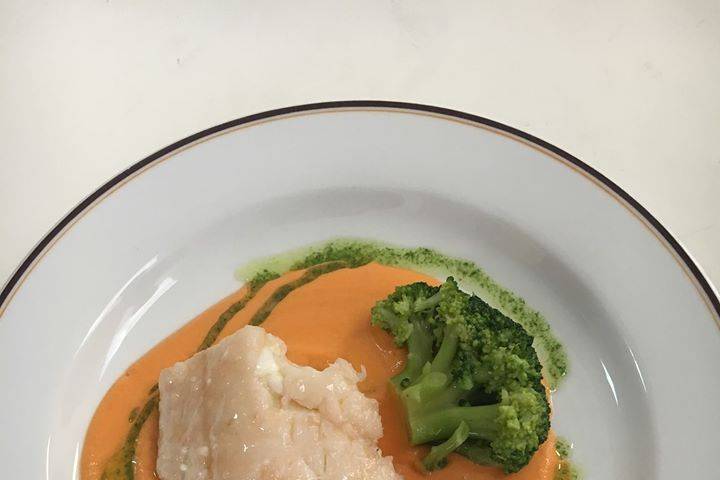 Bacalao sobre salmorejo templa