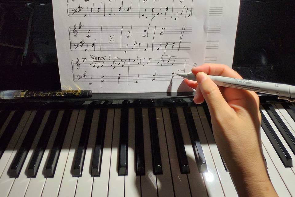 Haciendo arreglos al piano