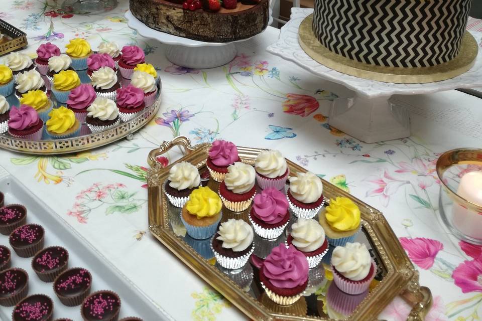 Mesa con distintas tartas y dulces