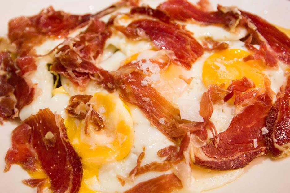 Huevos estrellados con jamón