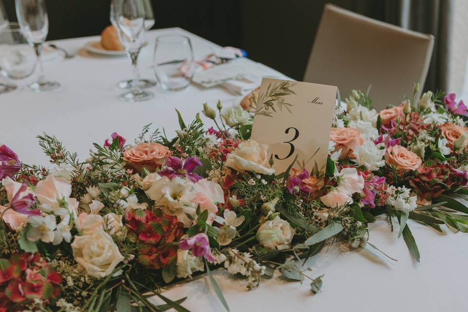 Detalle floral decoración mesa