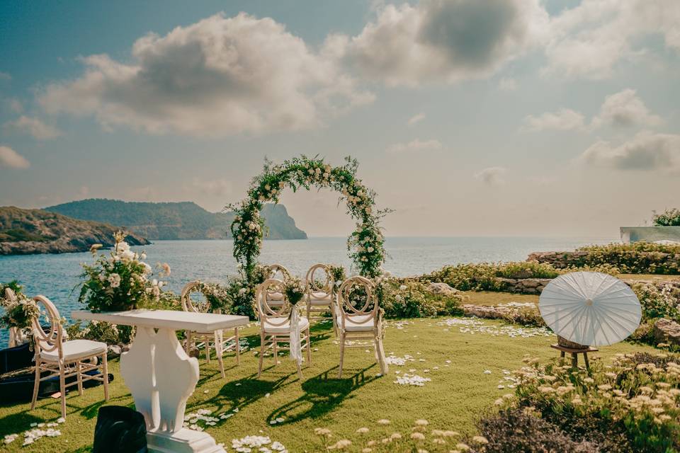 Boda con arco junto al mar