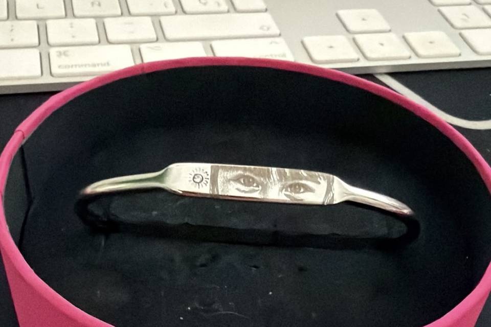 Pulsera mirada grabada