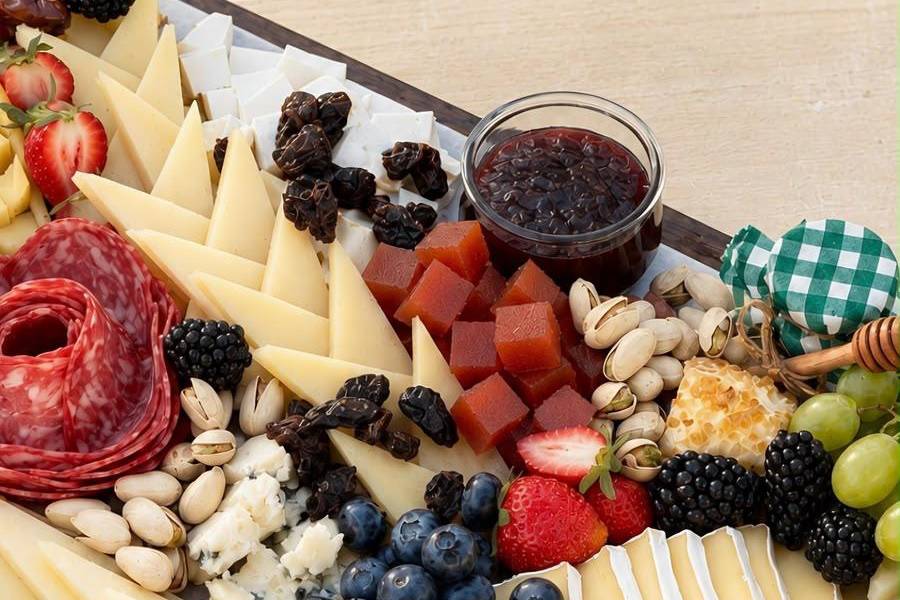 Tabla de quesos con frutos