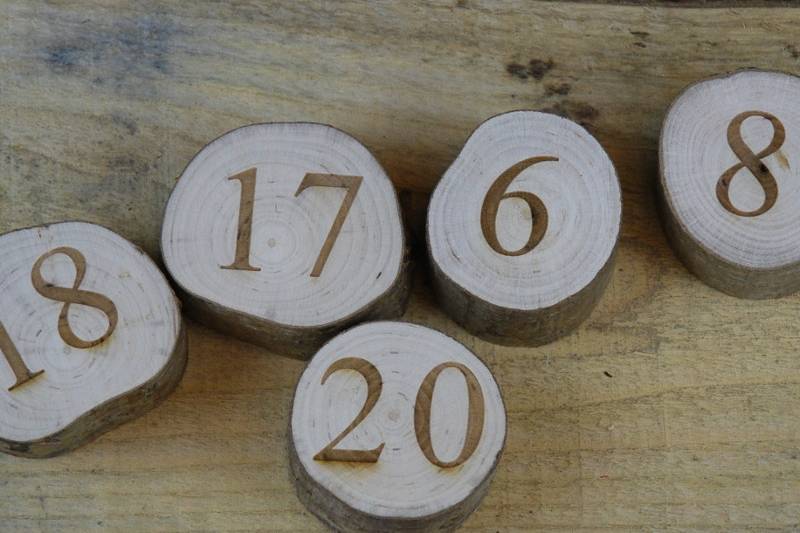 Números de mesa grabados