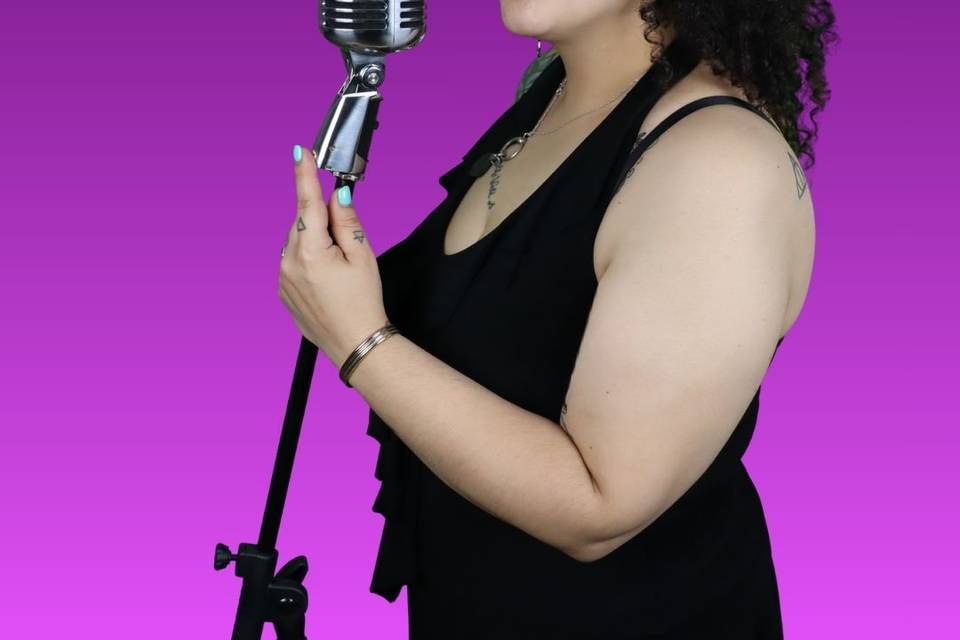 Os presentamos a Romina Escala
