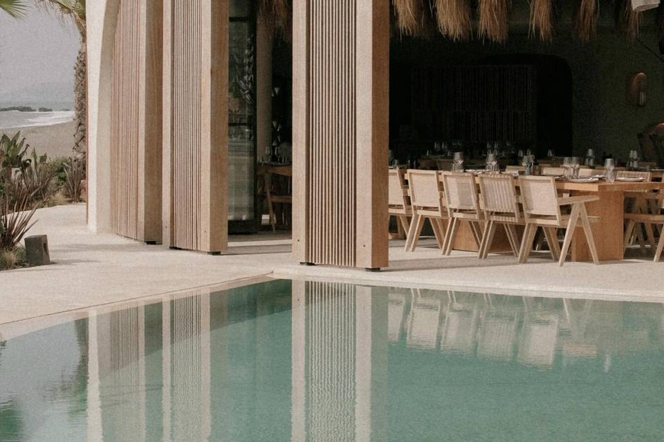 Interior junto a la piscina
