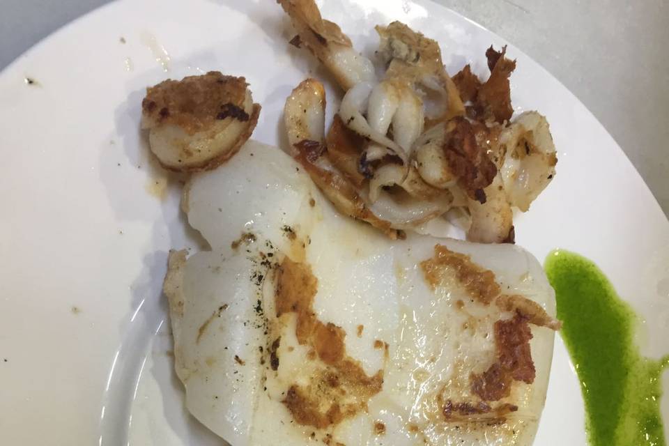 Bacalao con tomate y piñones