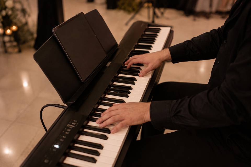 Foto tocando boda