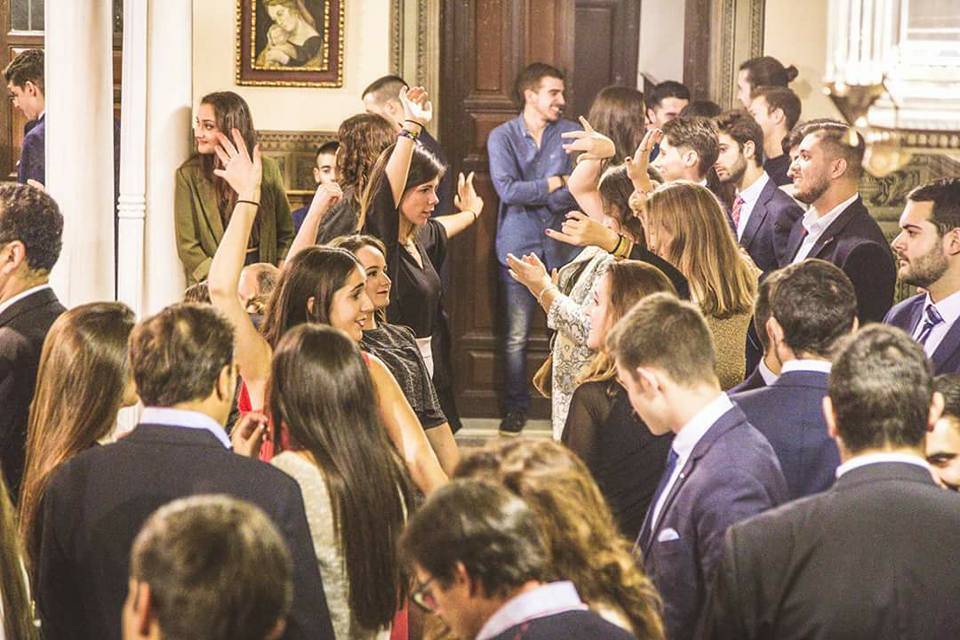 Invitados bailando