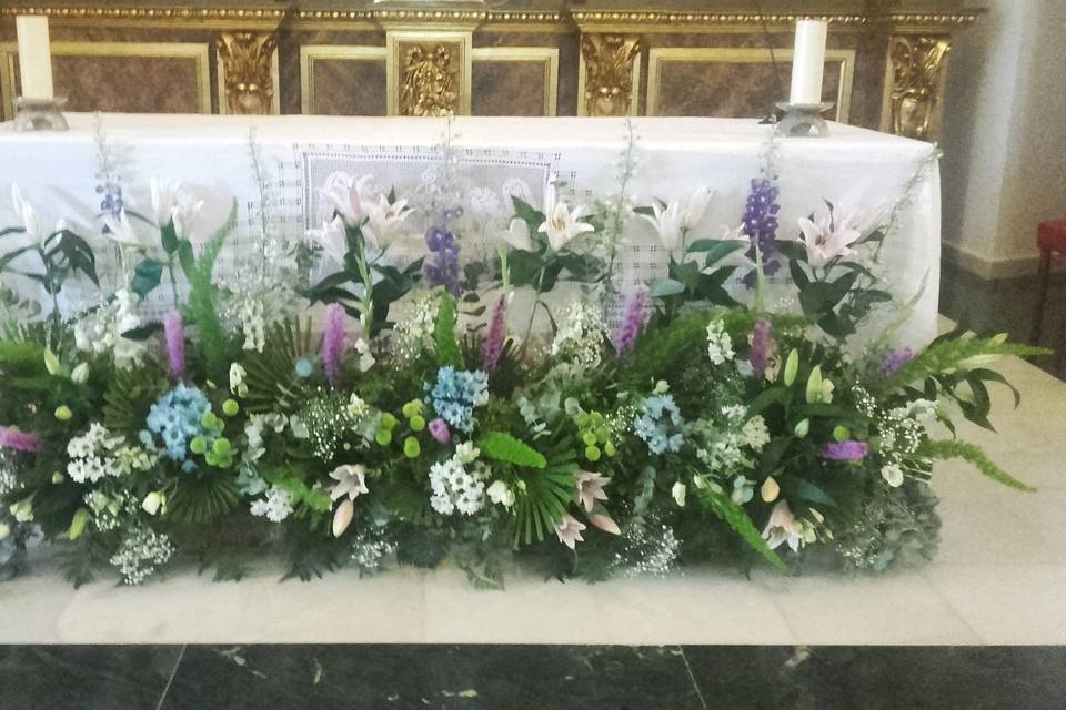 Frente floral para la mesa del altar