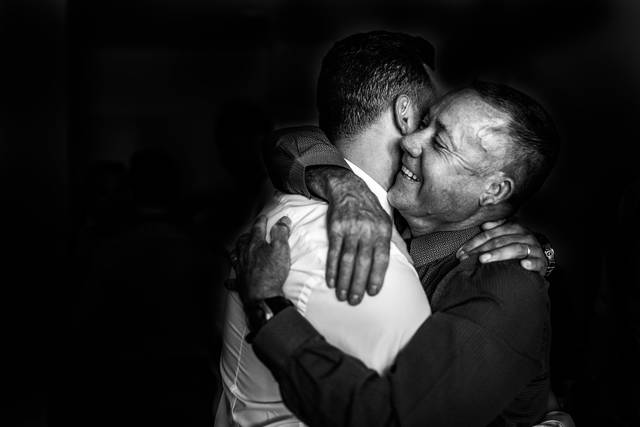 Abrazos bodas emotivas