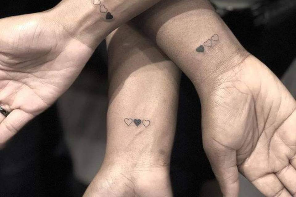 Pequeños tatuajes en grupo