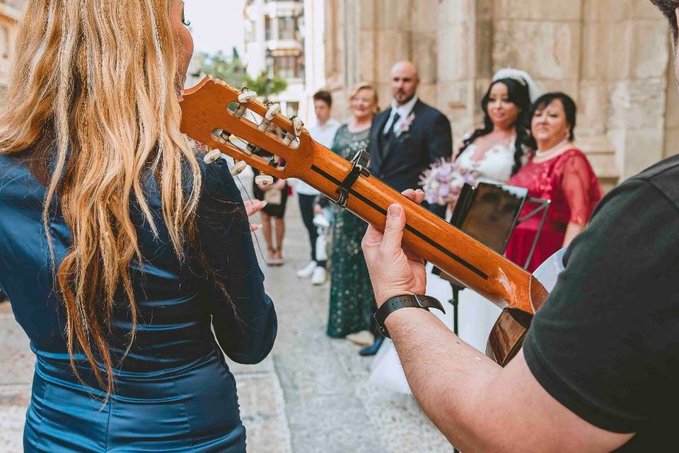 En la puerta de la iglesia