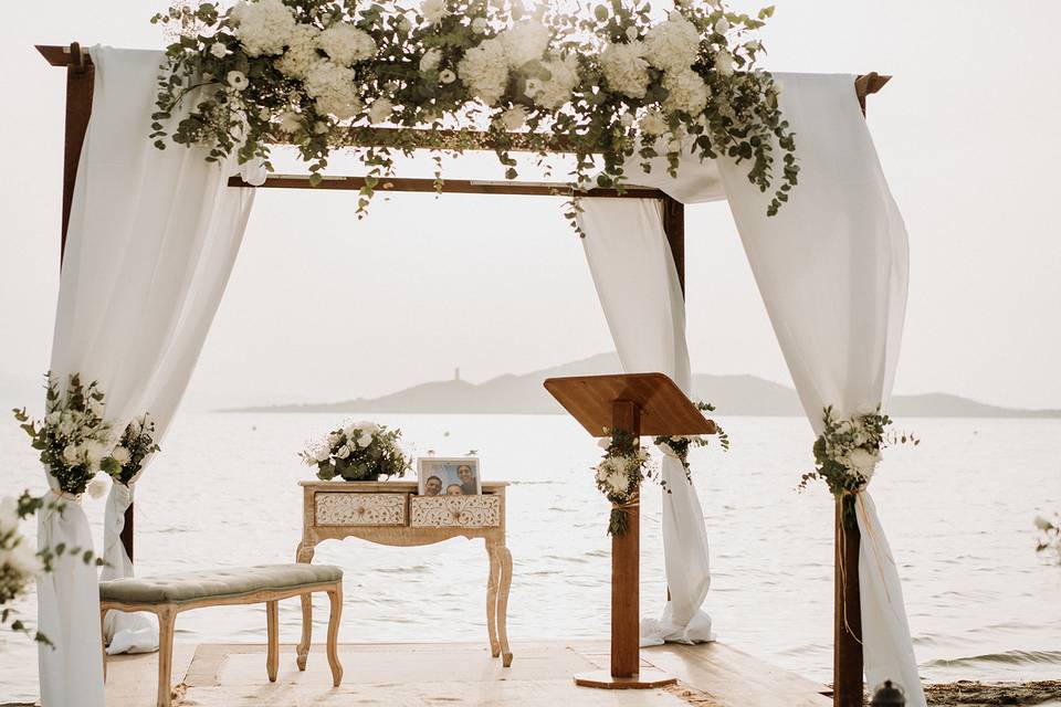 Pérgola con deco floral blanca