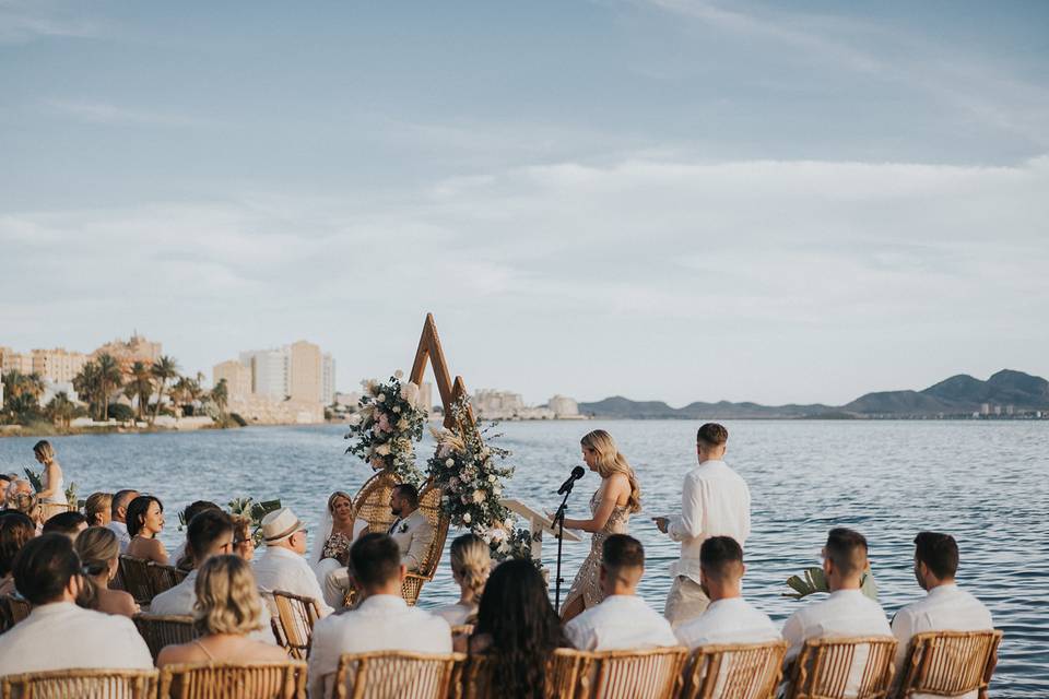 Boda casi sobre el mar