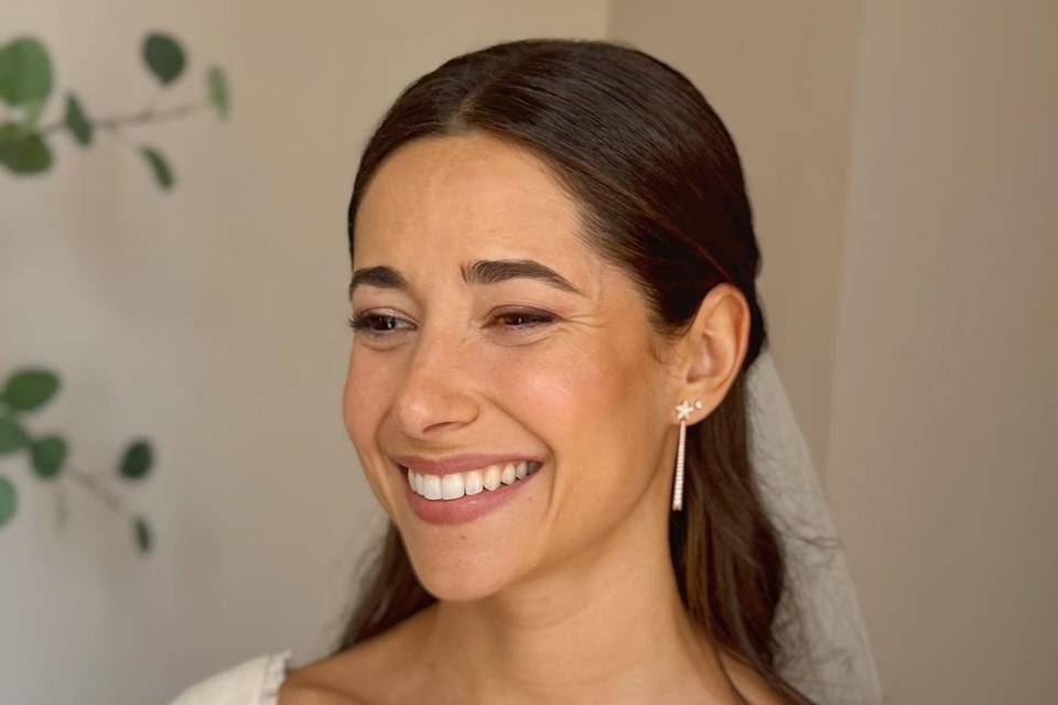 Novia con piel luminosa