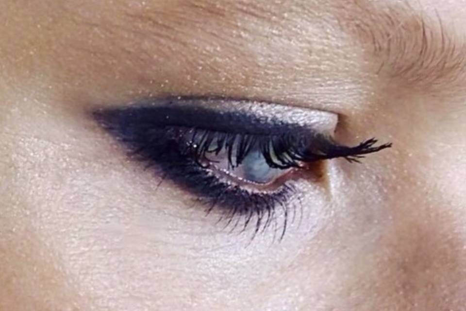 Smoky eyeliner