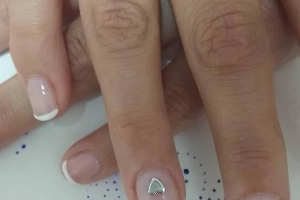 Manicura francesa con decoraciones