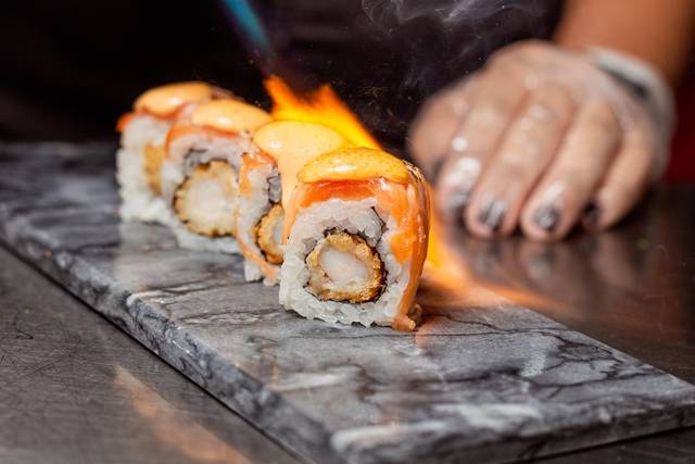Uramaki de salmón flambeado