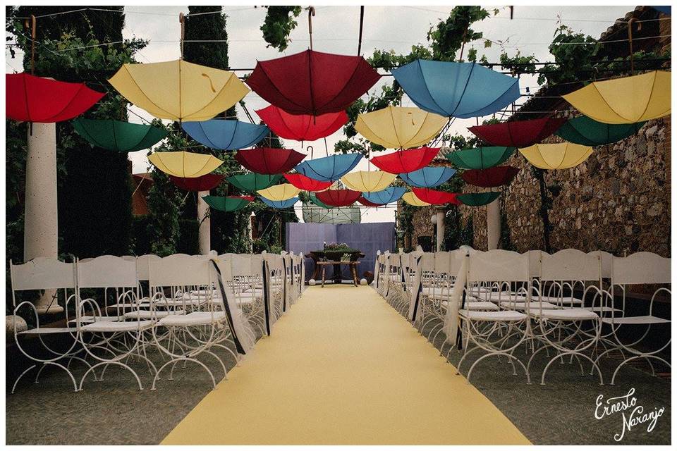 Ceremonia civil con paraguas