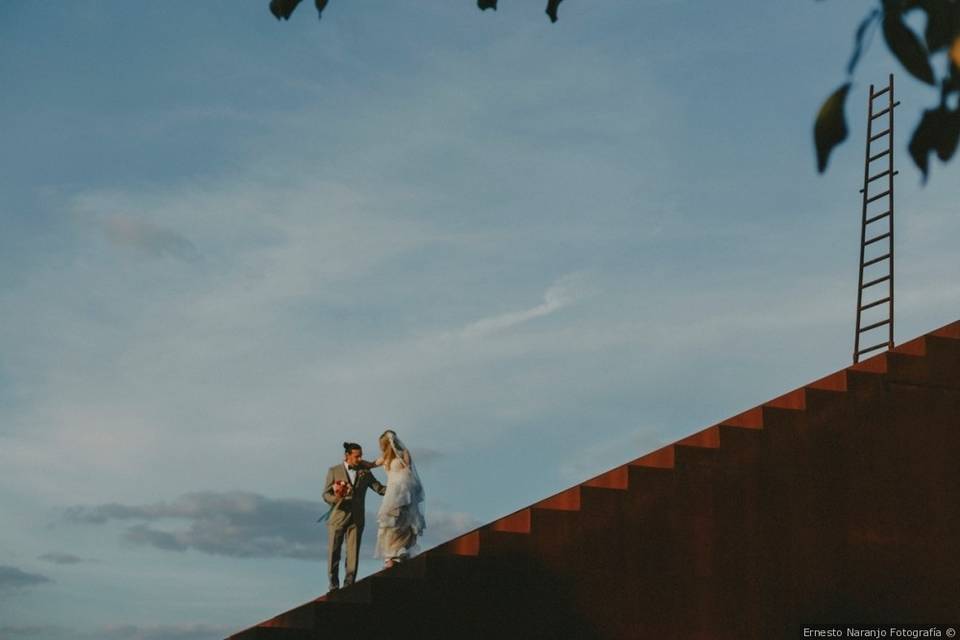 Novios en escultura escalera