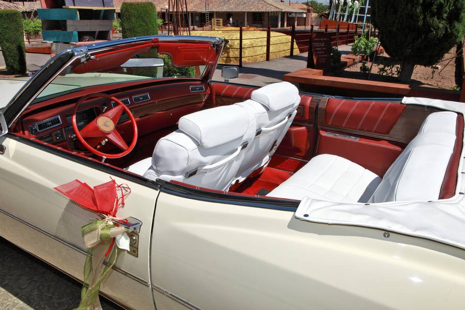 Cadillac esperando a la novia