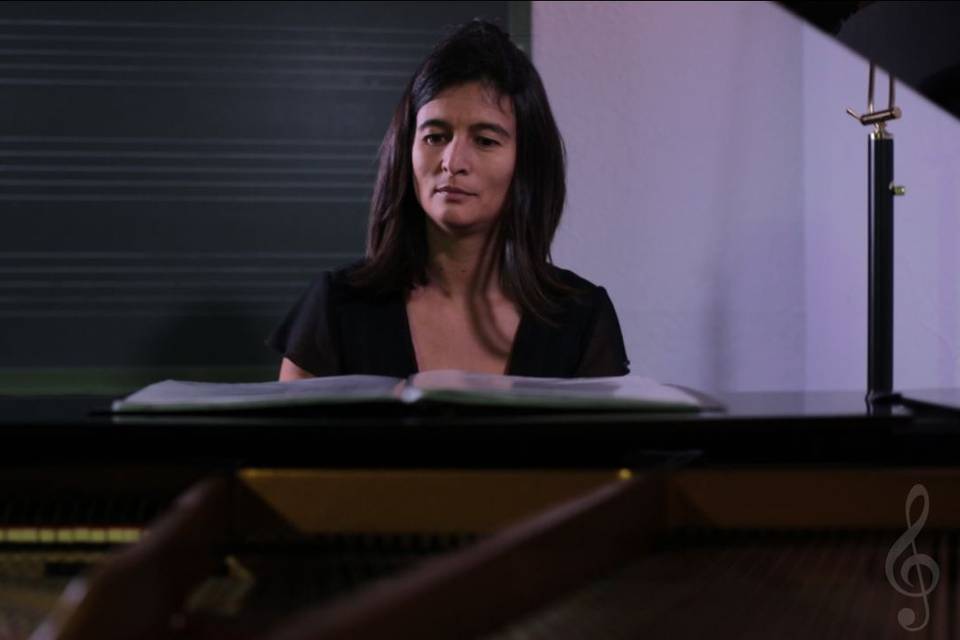 Raquel tocando el piano