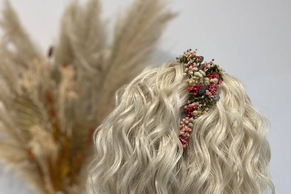 Ondas boho y tocado floral