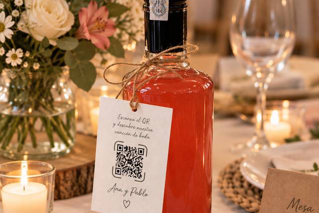 Mesa invitados con tarjeta QR