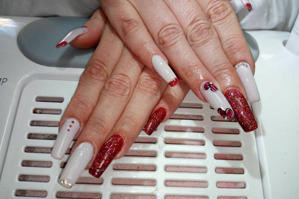 Manicura en tonos rojizos