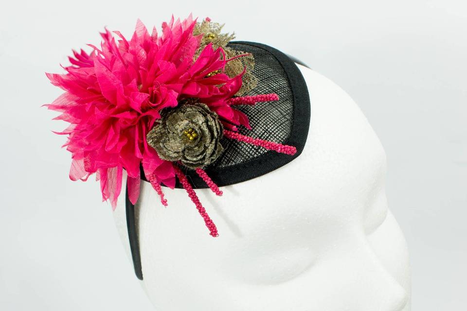 Tocado negro y fucsia