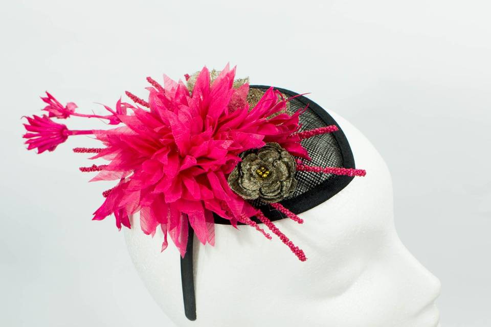 Tocado negro y fucsia